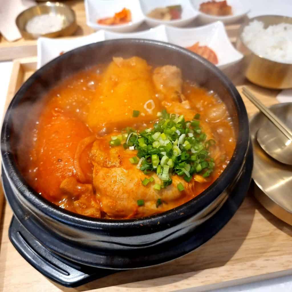 ซุปไก่ตุ๋นเกาหลีแบบเผ็ด The Tang