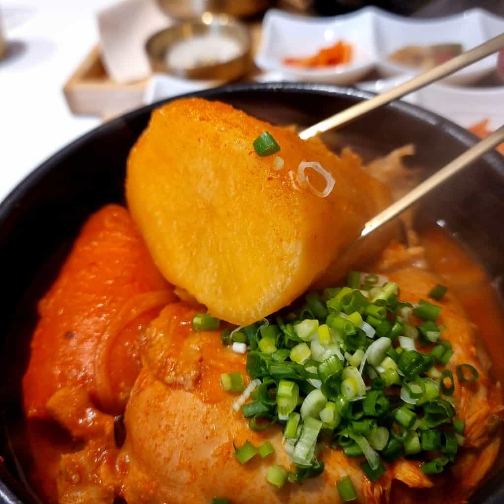 ซุปไก่ตุ๋นเกาหลีแบบเผ็ด The Tang